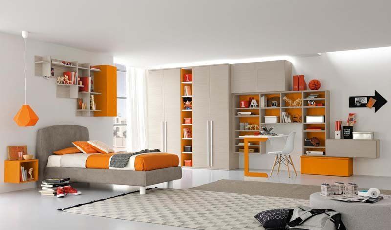 Una camera da letto con un letto, una scrivania, degli scaffali e un tappeto.