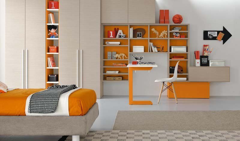 Una camera da letto con un letto, una scrivania e degli scaffali