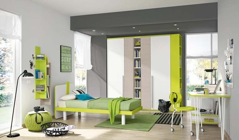 Una camera da letto con un letto, una scrivania e un armadio