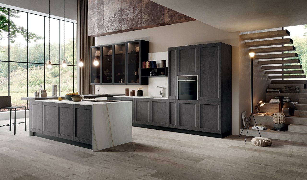 Una cucina con una grande isola al centro della stanza.