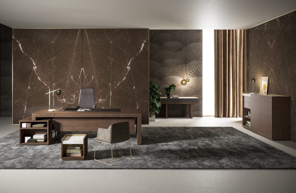 Una stanza con una scrivania, sedie e un tappeto.