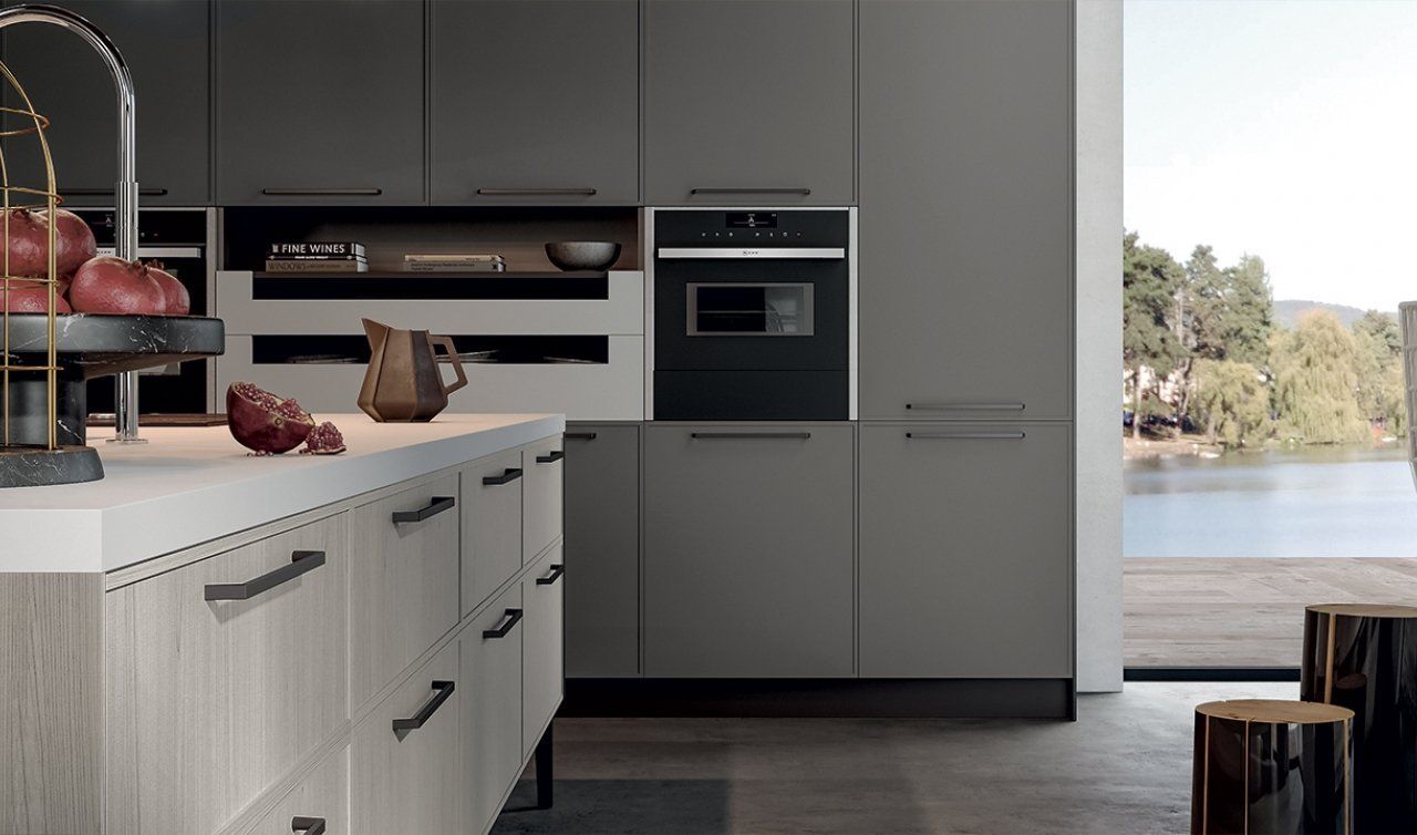 Una cucina con molti mobili e cassetti e una grande isola.