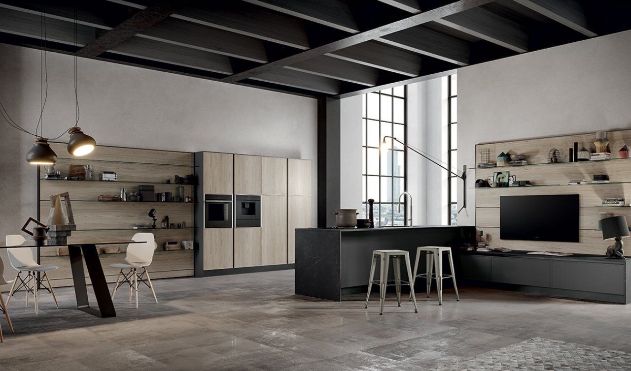 Una cucina con tavolo e sedie e una televisione