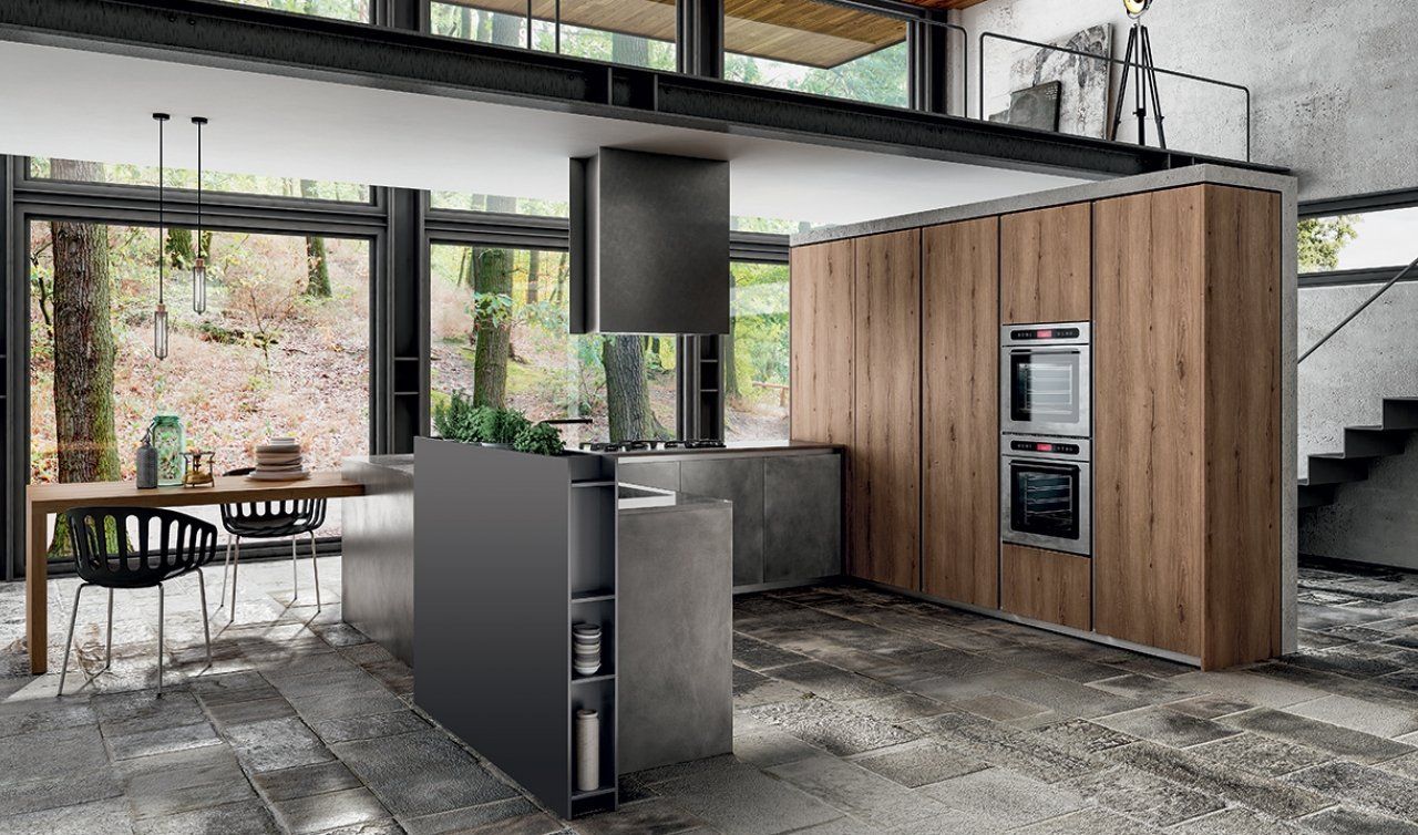 Una cucina moderna con elettrodomestici in acciaio inox e mobili in legno.