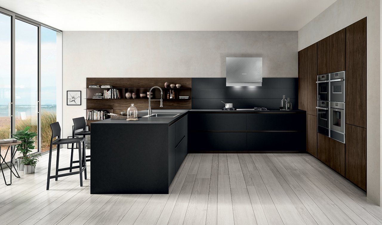 Una cucina con mobili neri e una grande isola