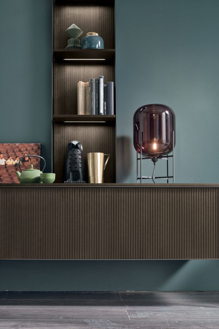 Un mobile in legno con una lampada sopra in un soggiorno.