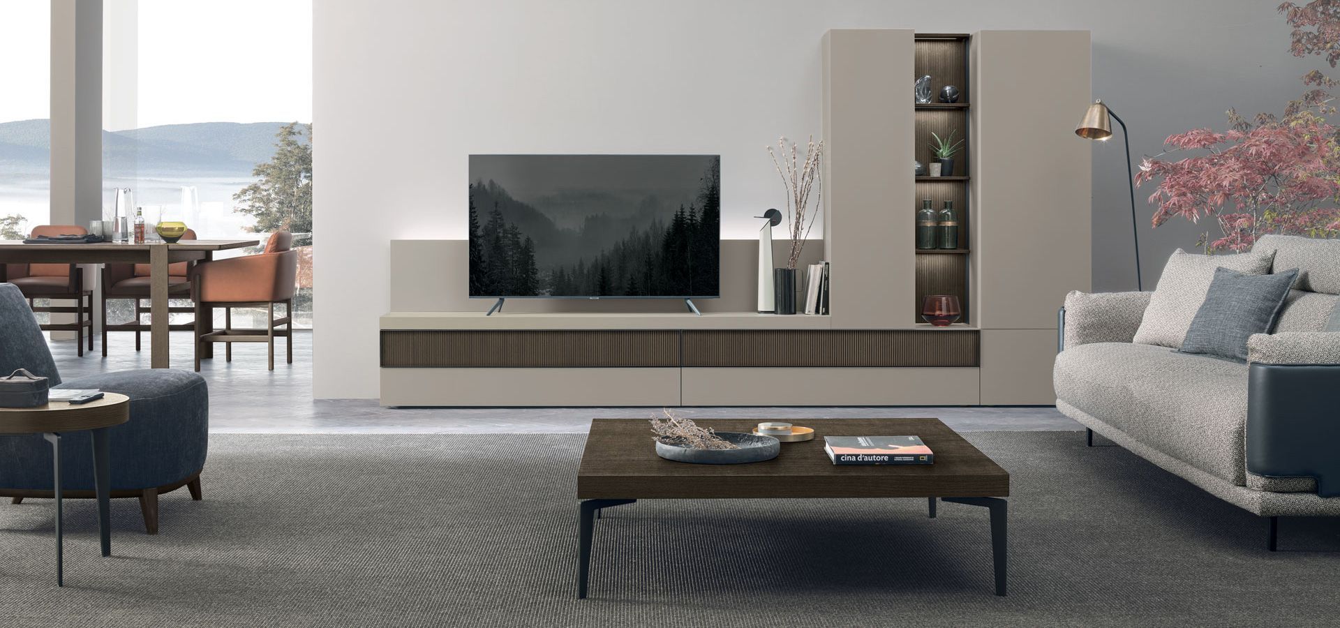 Un soggiorno con divano, tavolino e televisione.