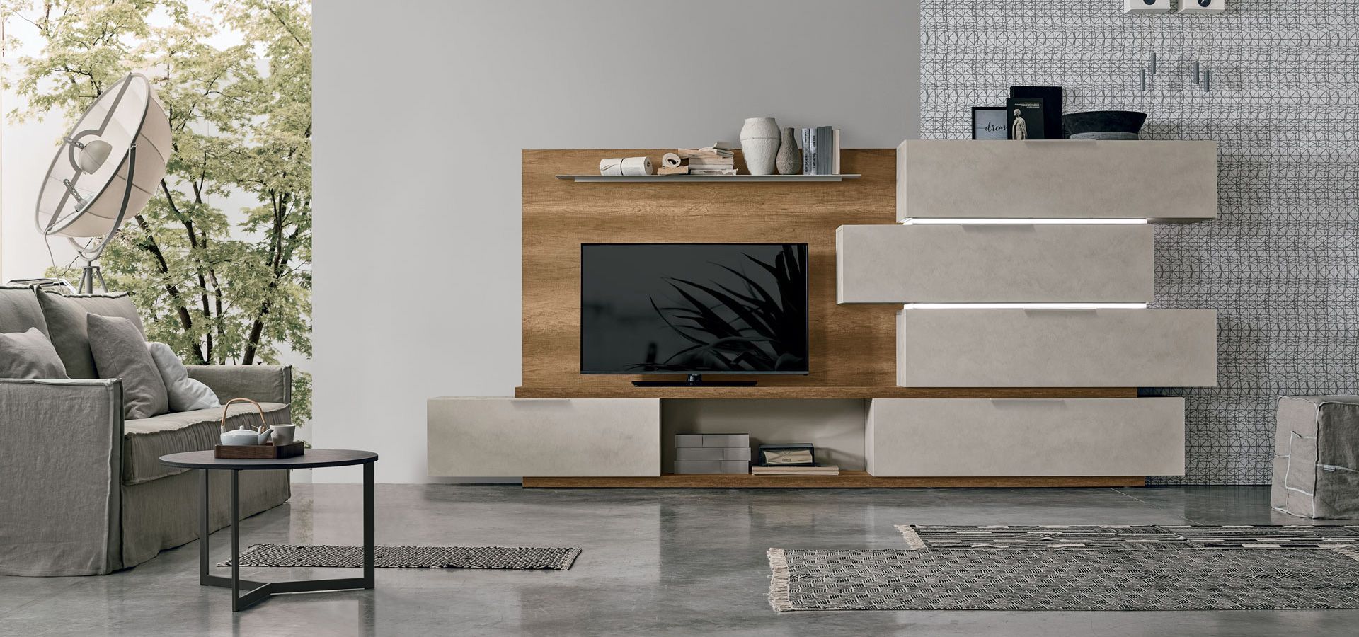 Un soggiorno con divano, tavolo e televisione.