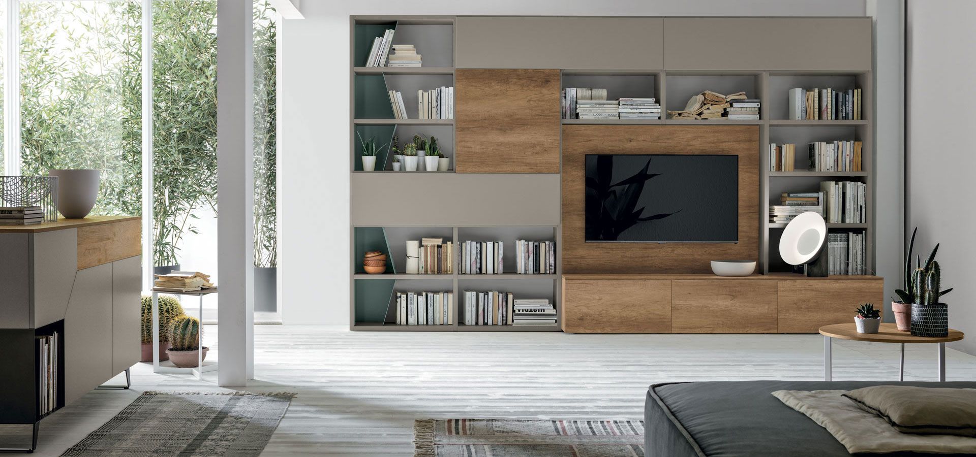 Un soggiorno arredato con mobili e TV a schermo piatto.