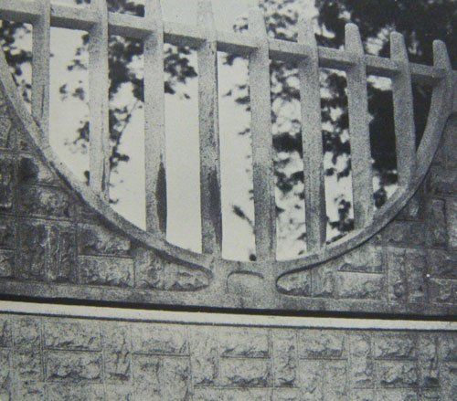 Foto in bianco e nero di un muretto con finto steccato in cemento