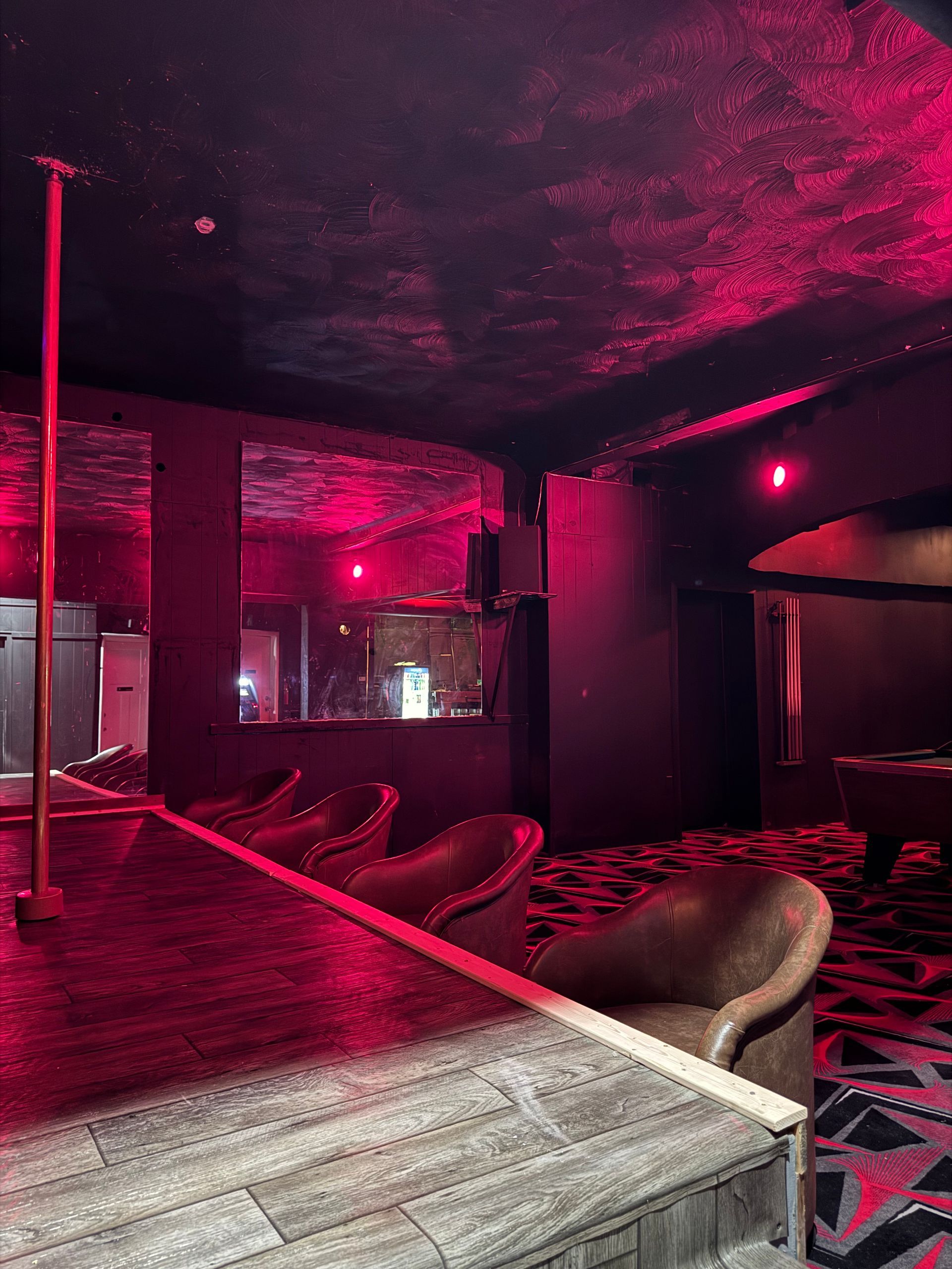 There is a pole in the middle of the room with red lights.