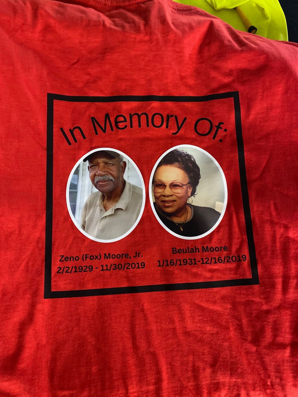 A red shirt that says in memory of on it