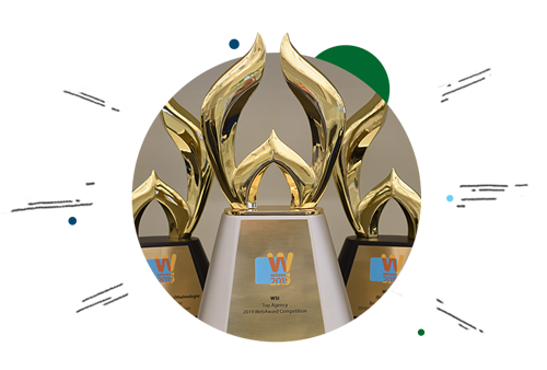 Tres trofeos de oro están colocados uno encima del otro formando un círculo.