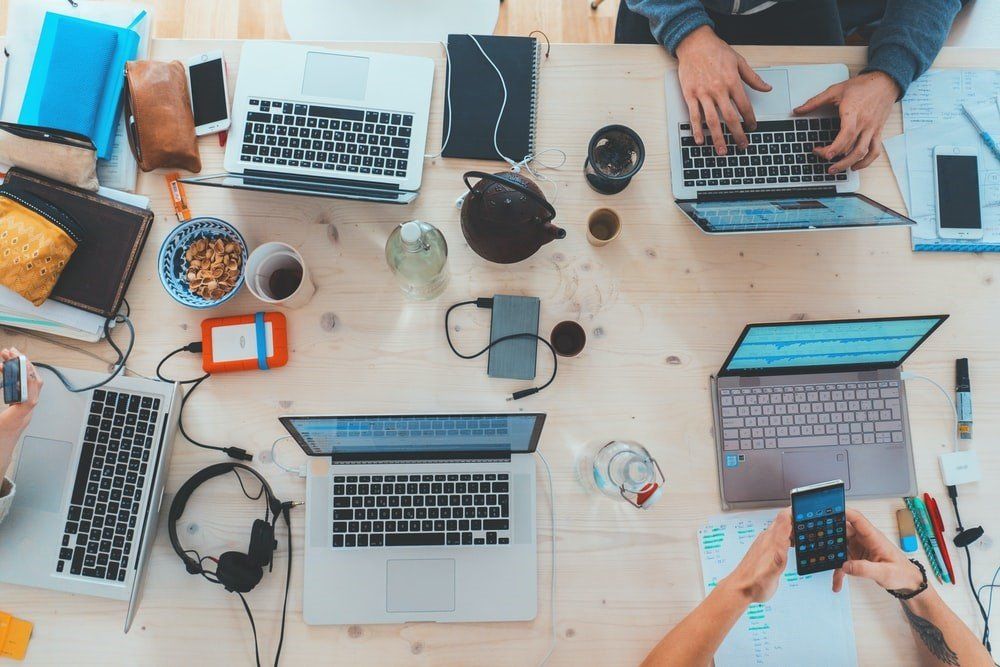 Equipo de trabajo digital. Laptops, dispositivos móviles, conectividad e intercambio de ideas