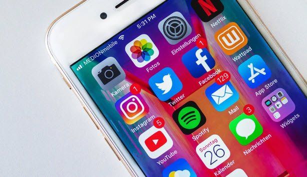 Un primer plano de un teléfono celular con un montón de aplicaciones.