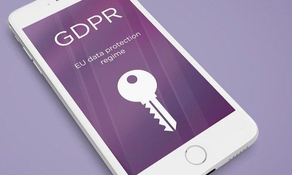 Un celular con una tecla en la pantalla que dice gdpr