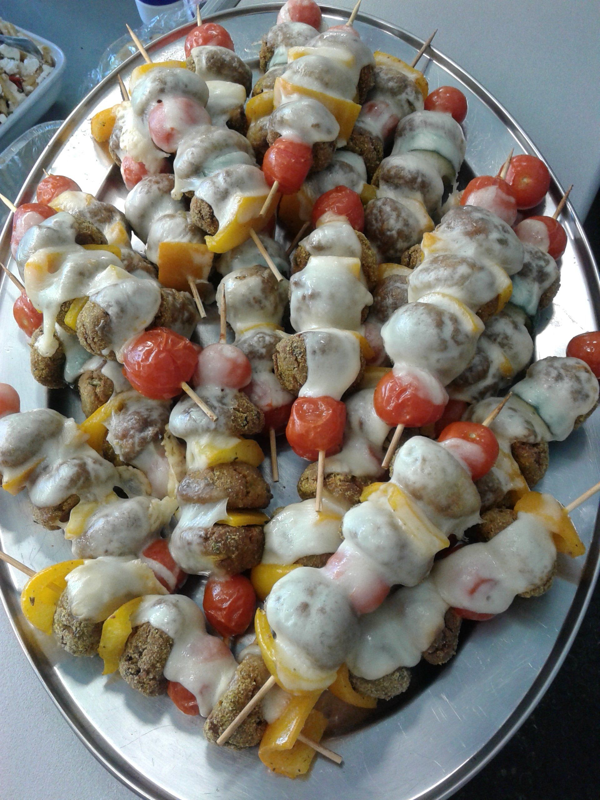 spiedini con polpette e pomodorini