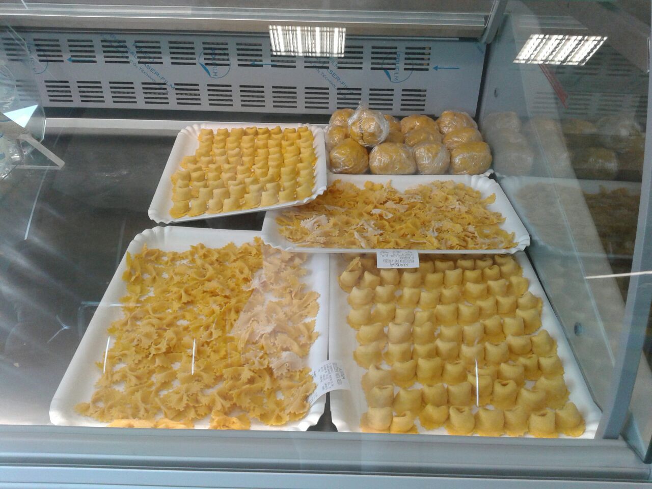 piatti con varietà di pasta fresca