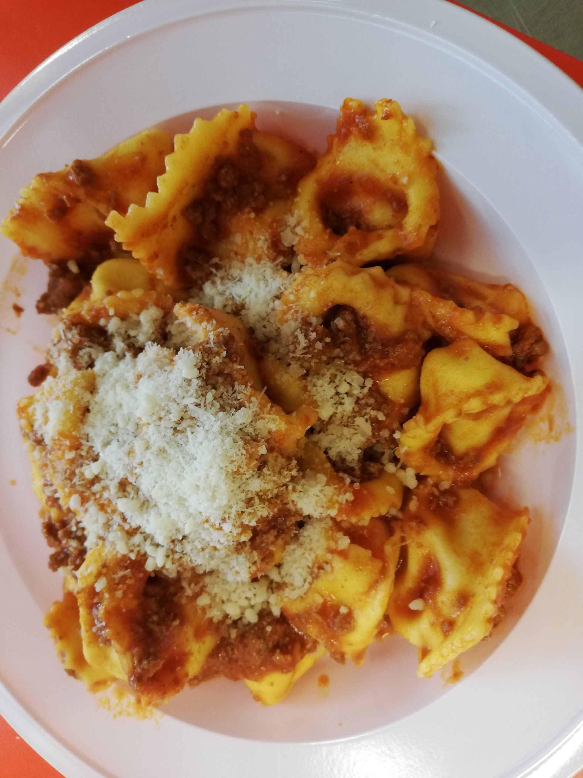 piatto di tortellini con parmigiano