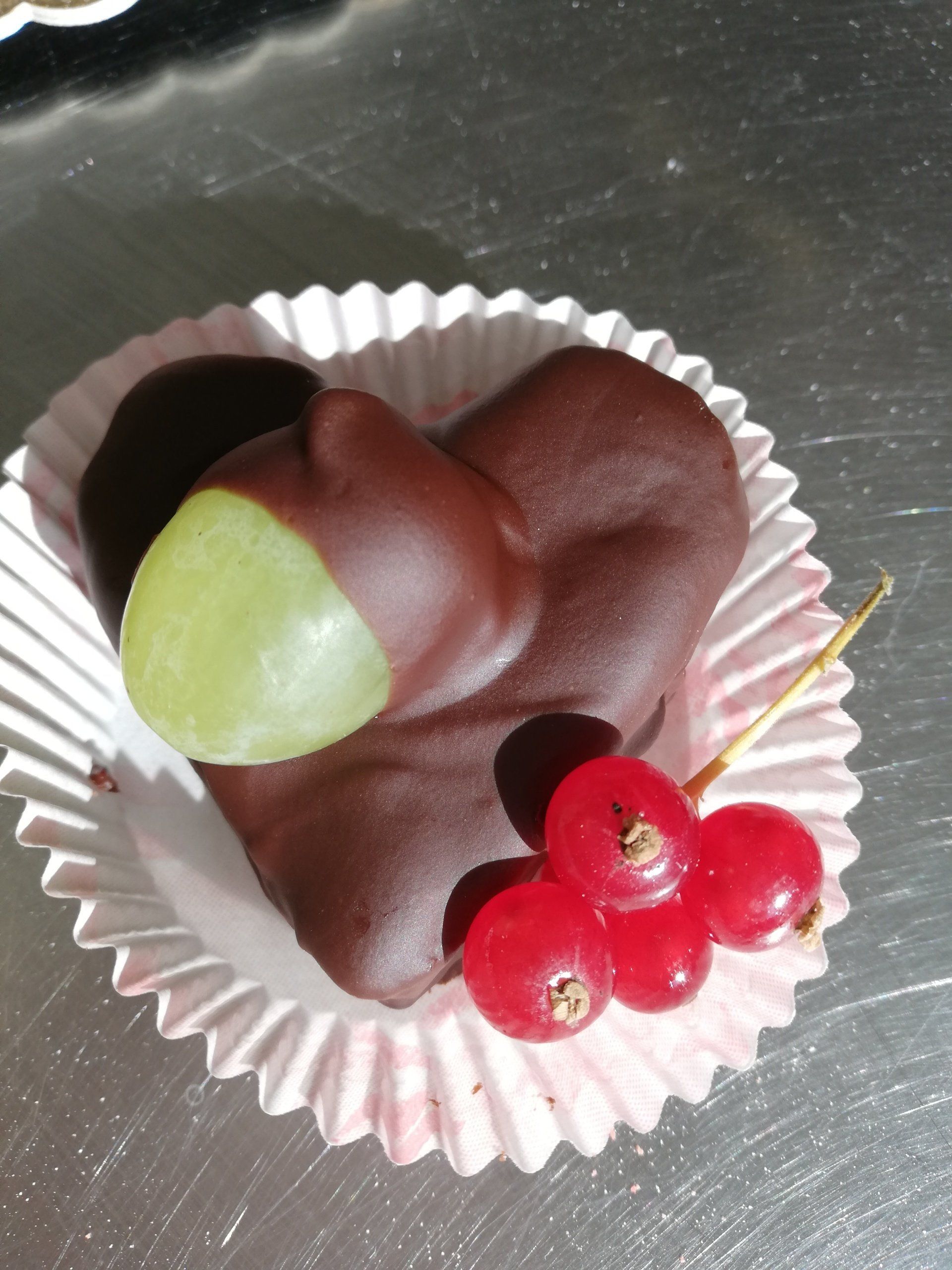 mignon con cioccolato, uva e ribes