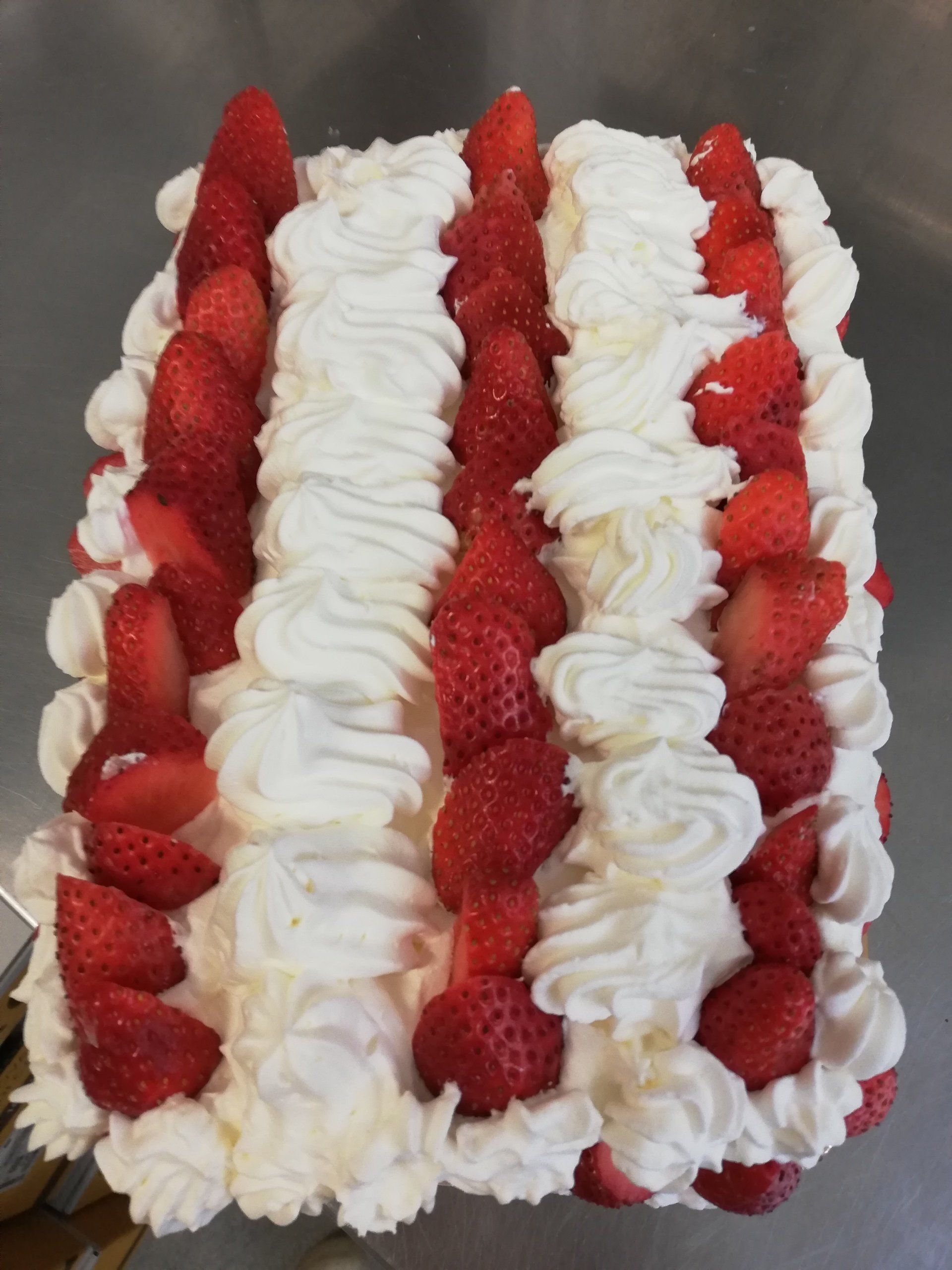 dolce con panna e fragole