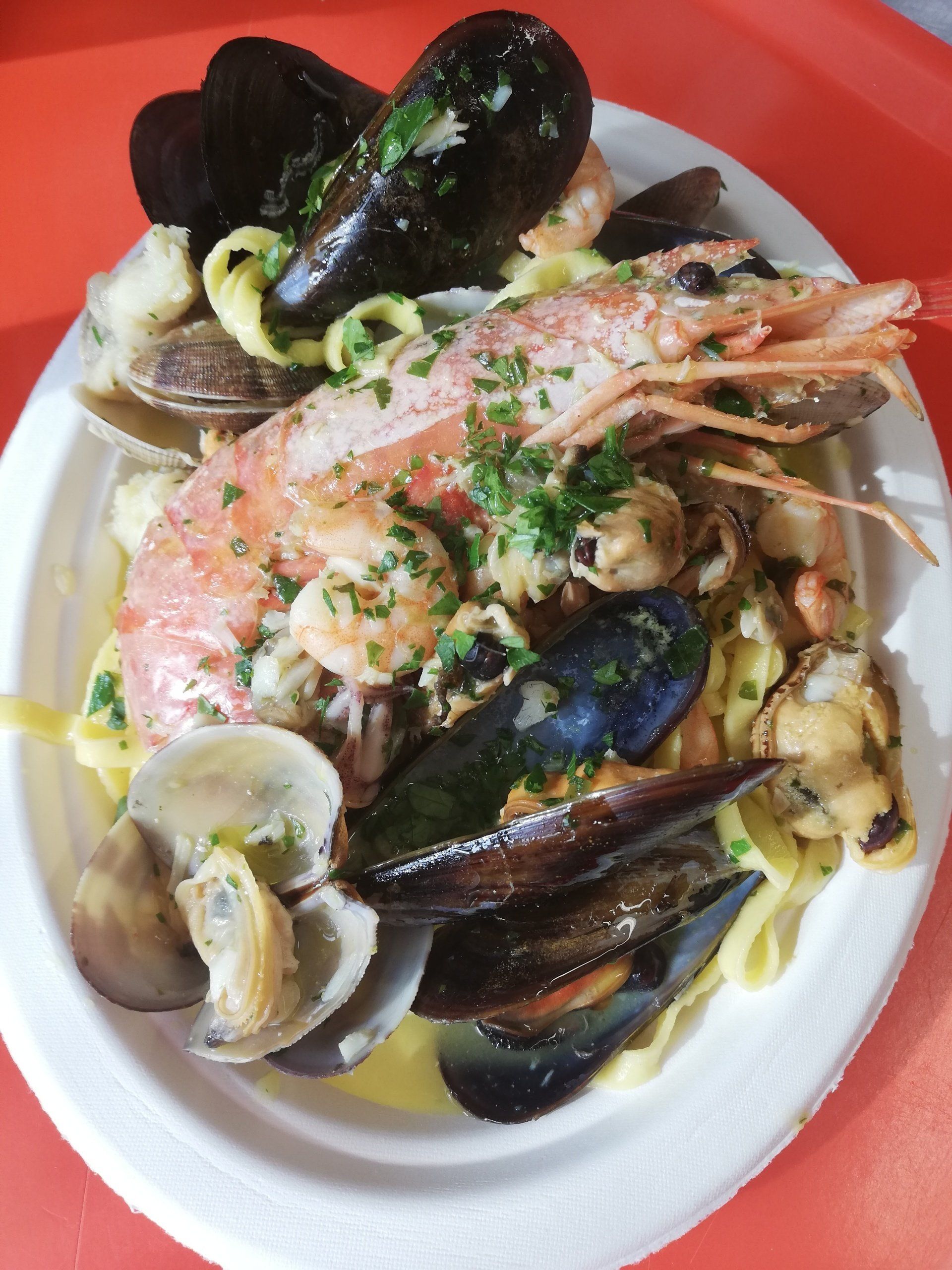 piatto di pasta allo scoglio