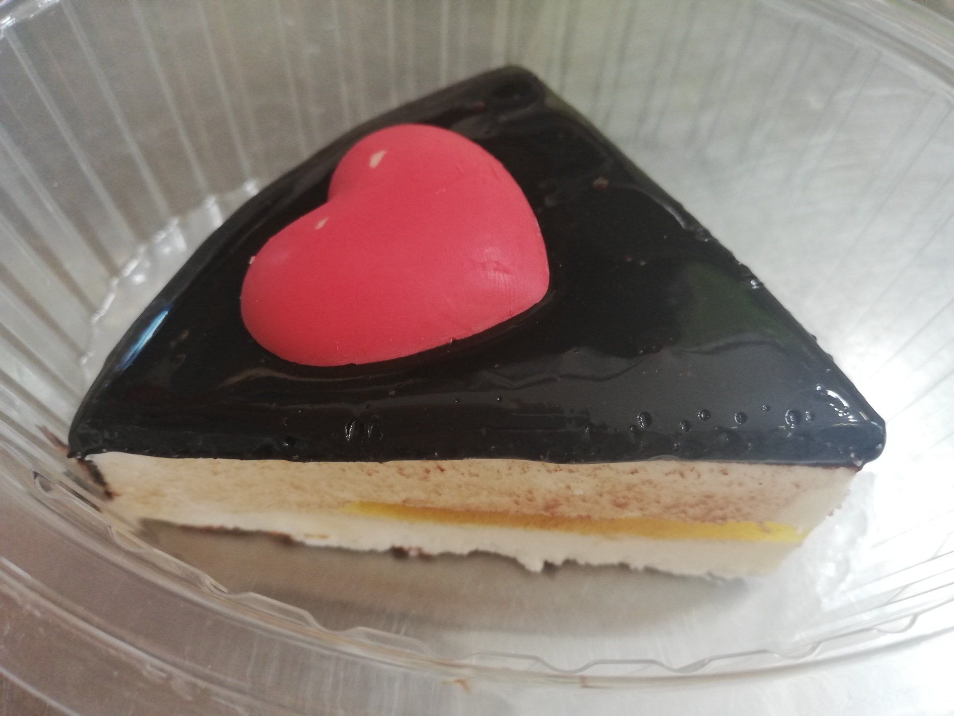 fetta di torta con cuore