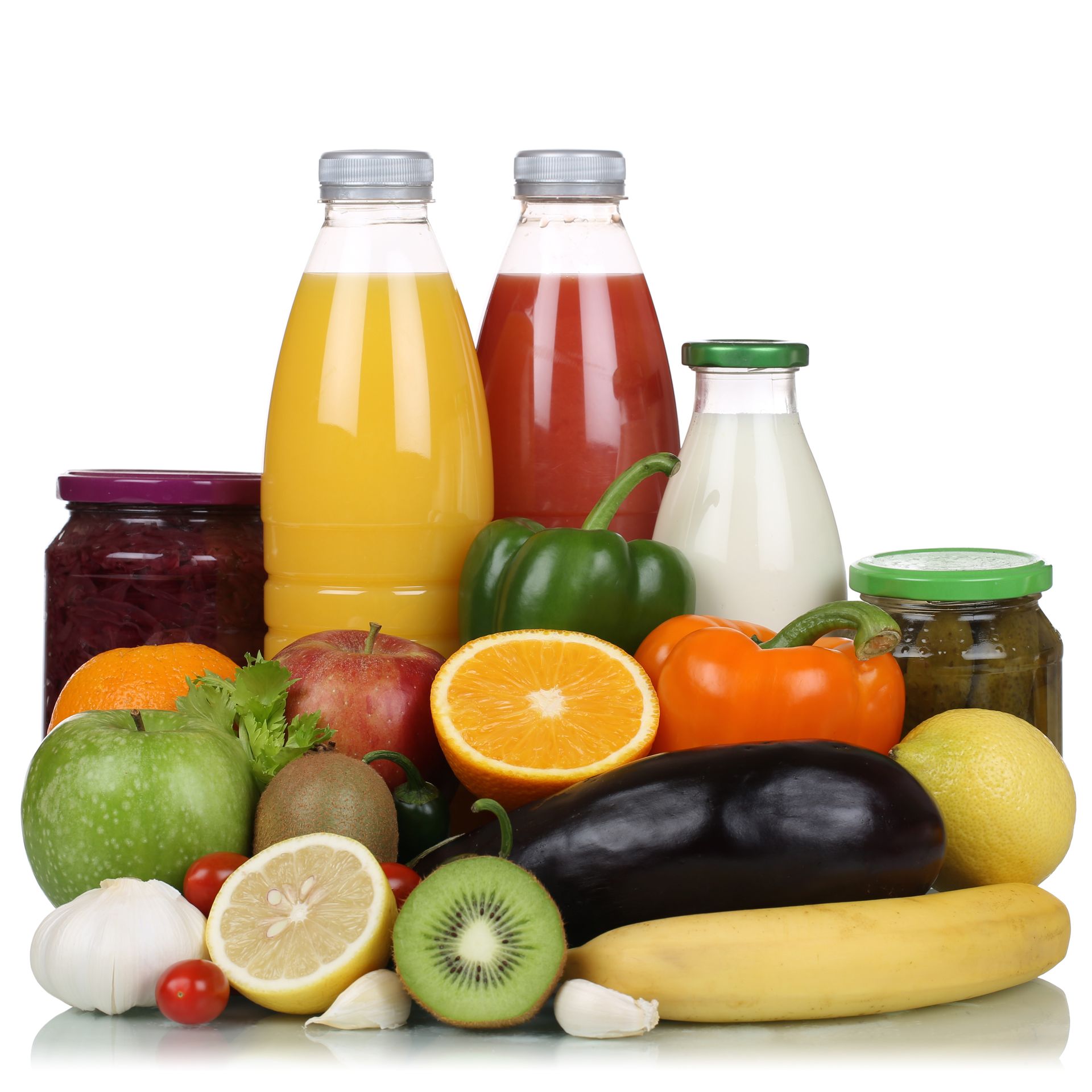 Frutas variadas, verduras y jugos embotellados: naranja, rojo, verde y blanco sobre fondo blanco.