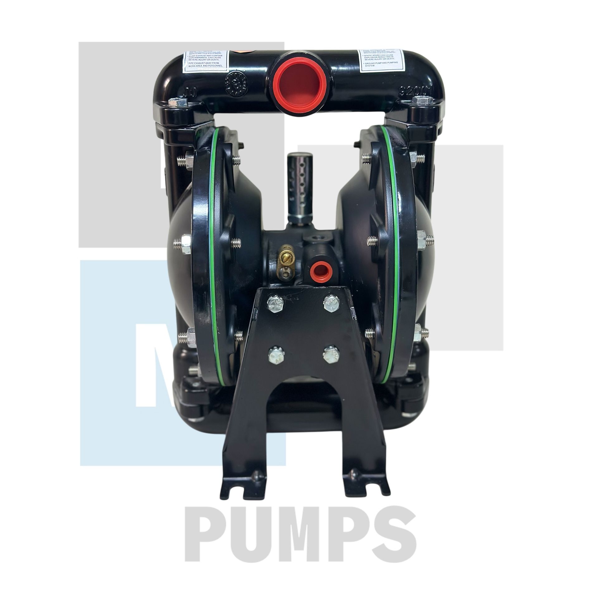 Bomba de doble diafragma neumática de color negro con bordes verdes y puerto rojo; montada sobre un soporte.