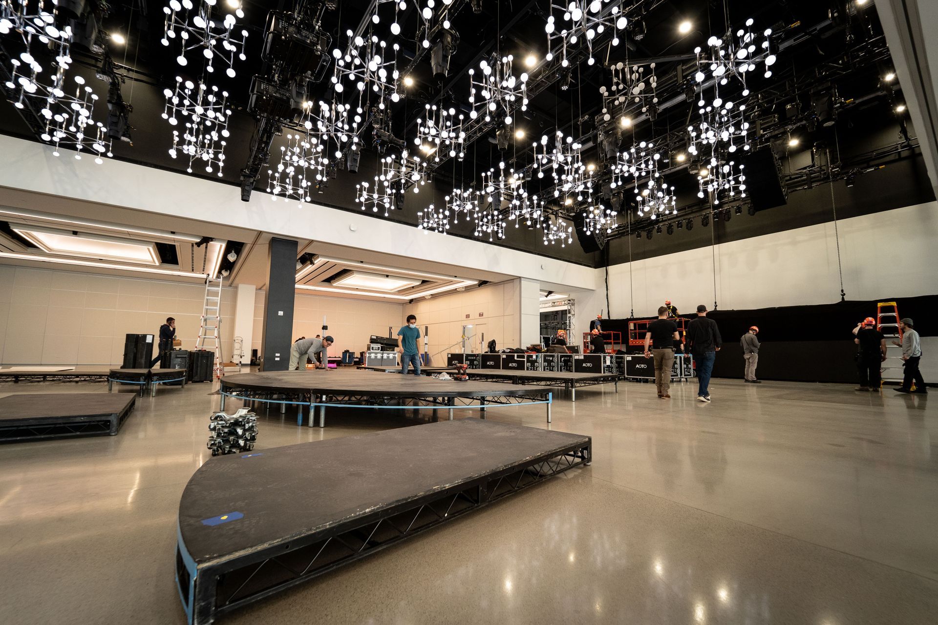 A large room with a lot of lights hanging from the ceiling.