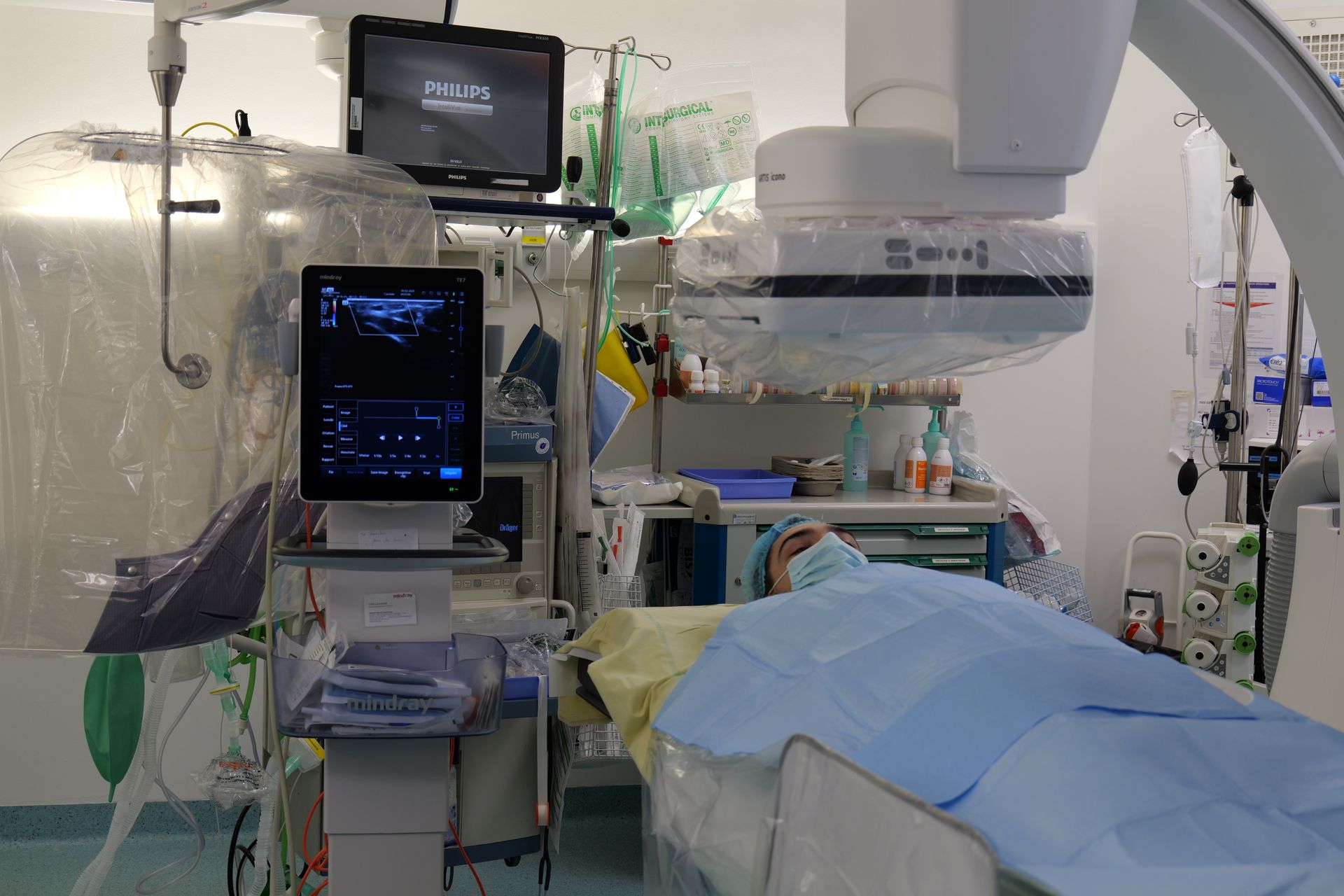 Un patient est allongé sur un lit dans une salle d'opération.