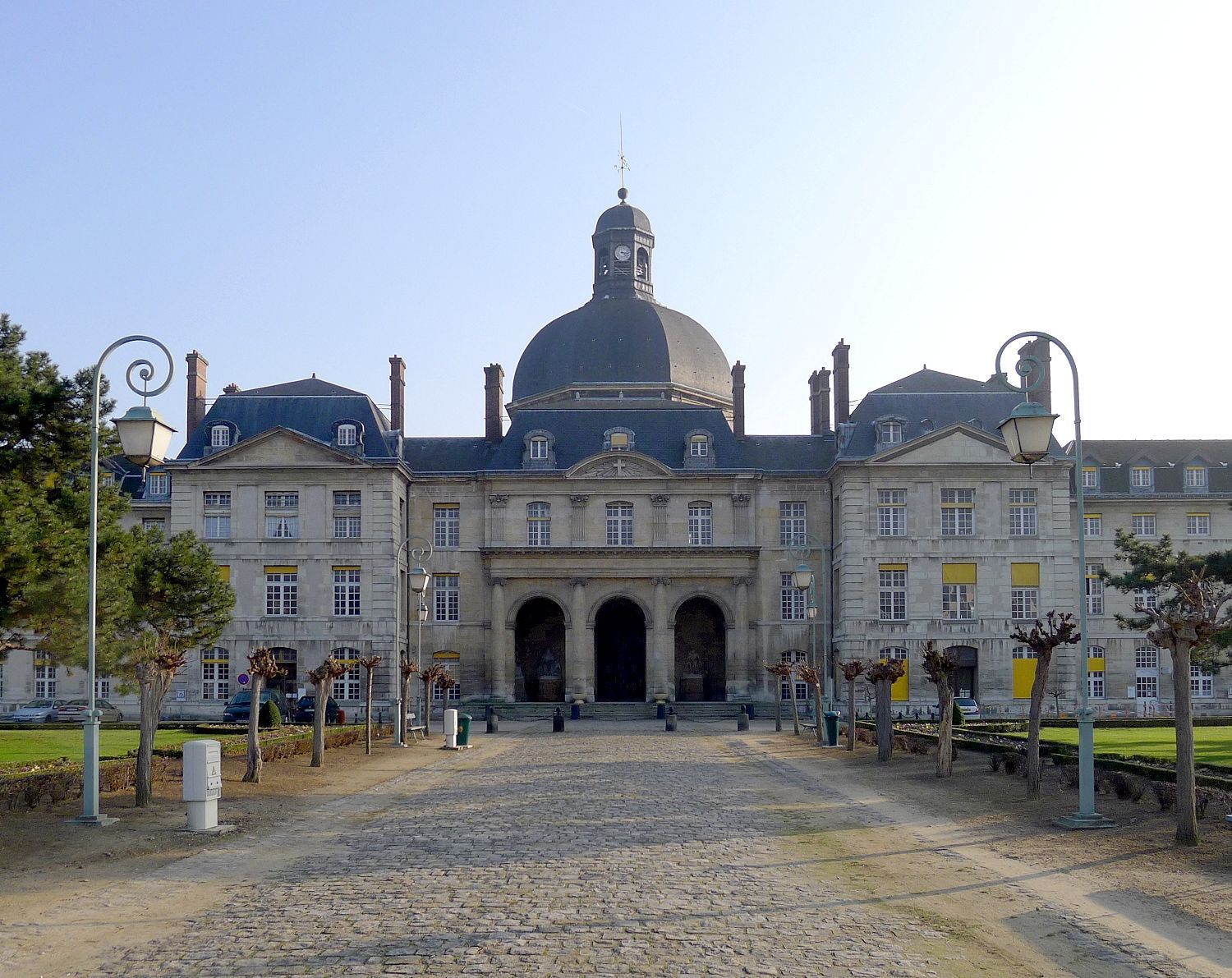 Un grand bâtiment surmonté d'un dôme