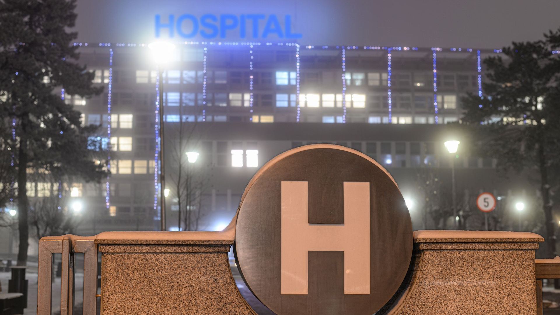 A large building with the word hospital on it