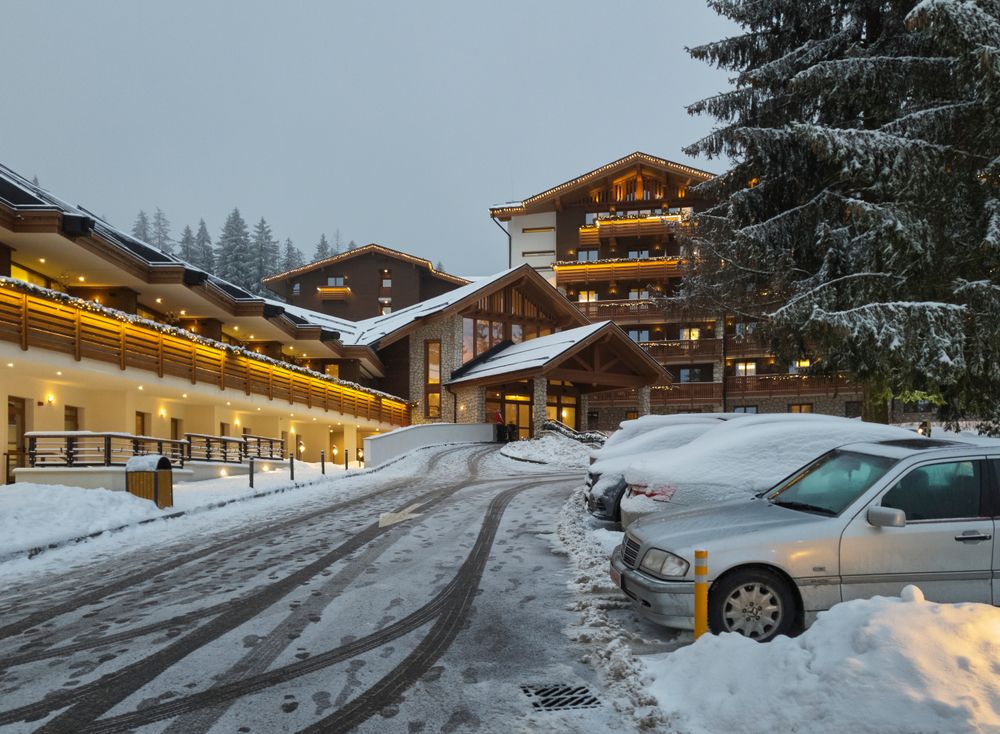 a hotel in need of parking lot snow removal