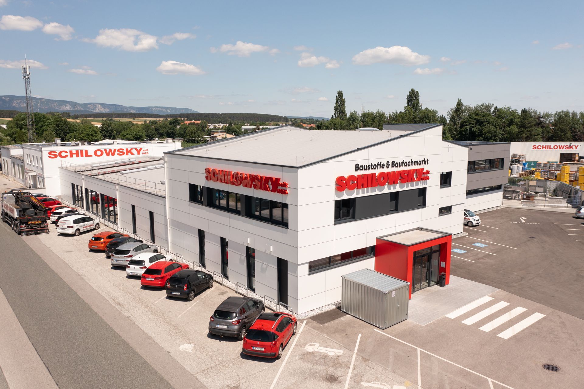 himmel spiegelt sich in gebäudefassade mit fenstern