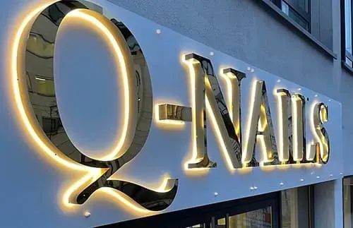 Aluminum vs Acrylic Signs: Which Is Better for Outdoor Use?