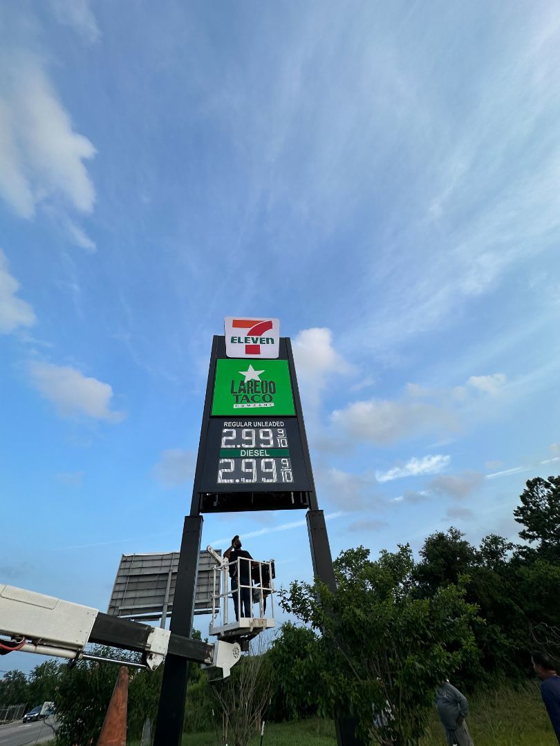 A 7 eleven gas station with a sign that says 29.99