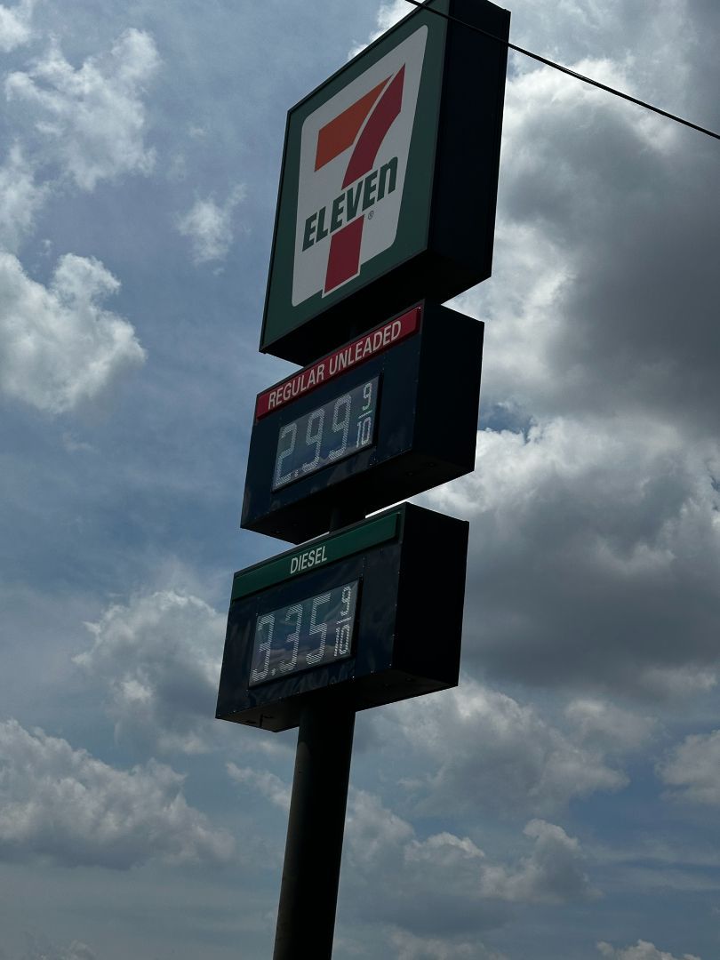 A 7 eleven gas station with a sign that says 29.99