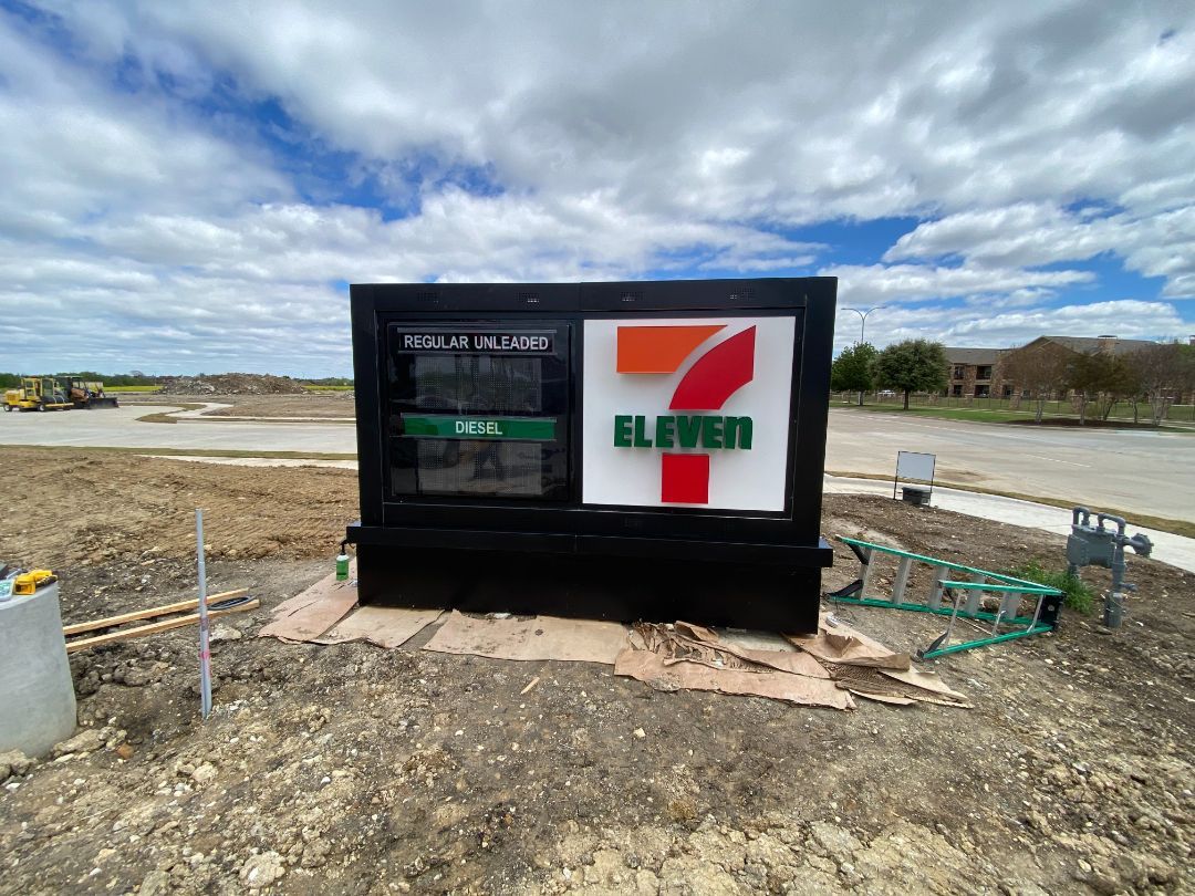 A 7 eleven gas station with a sign that says 29.99