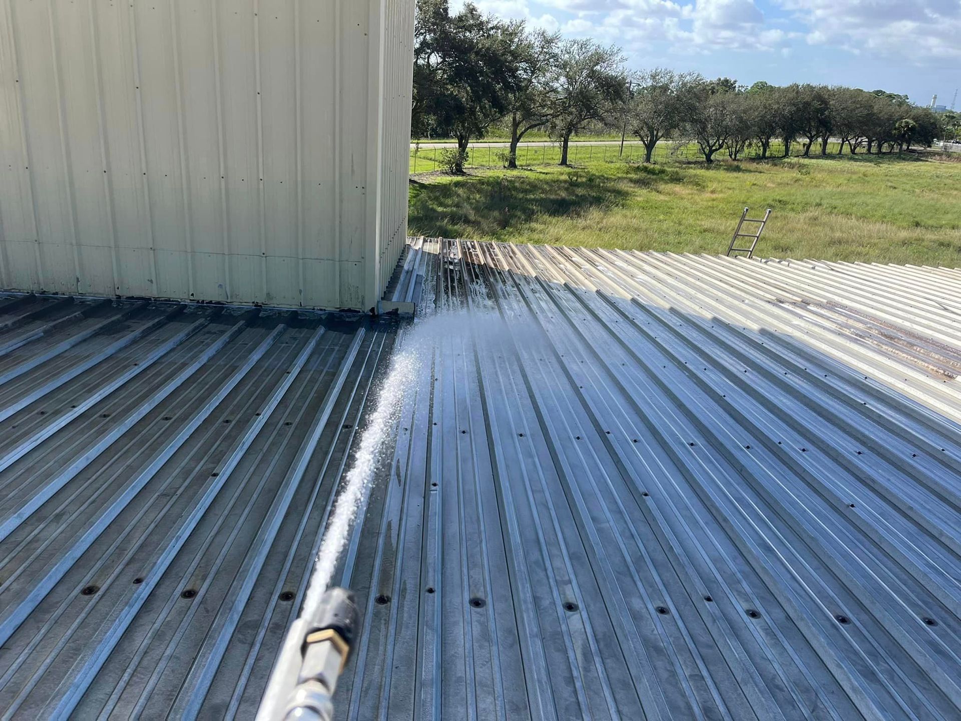 Image of RNR Pressure cleaning washing a metal roof 
