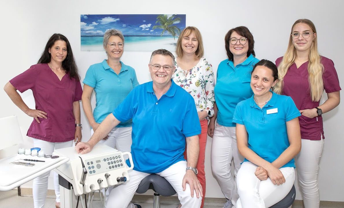 Das Team der Zahnarztpraxis Dr. Martin Ostermeier in Nittendorf