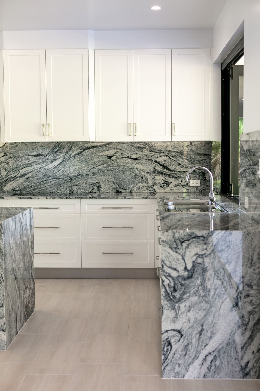 Modern Kitchen With White Shaker Cabinets — Ashlee Jones Homes in Gordonvale, QLD