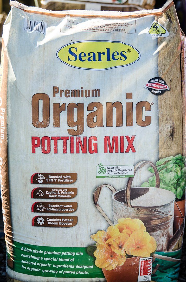 A bag of Searles premium organic potting mix.