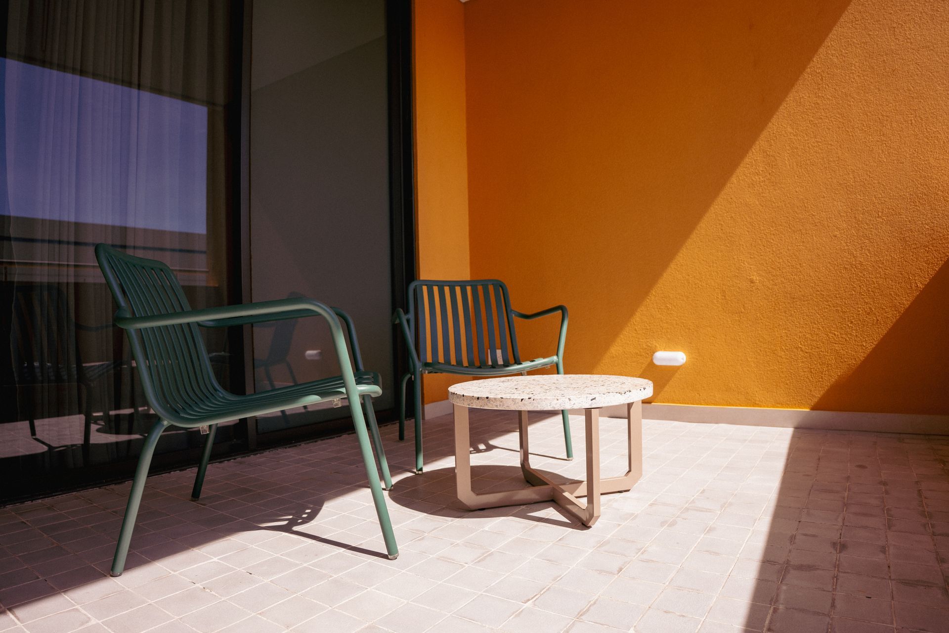 Balcón privado con sillas y mesa exterior en hotel en san andres.