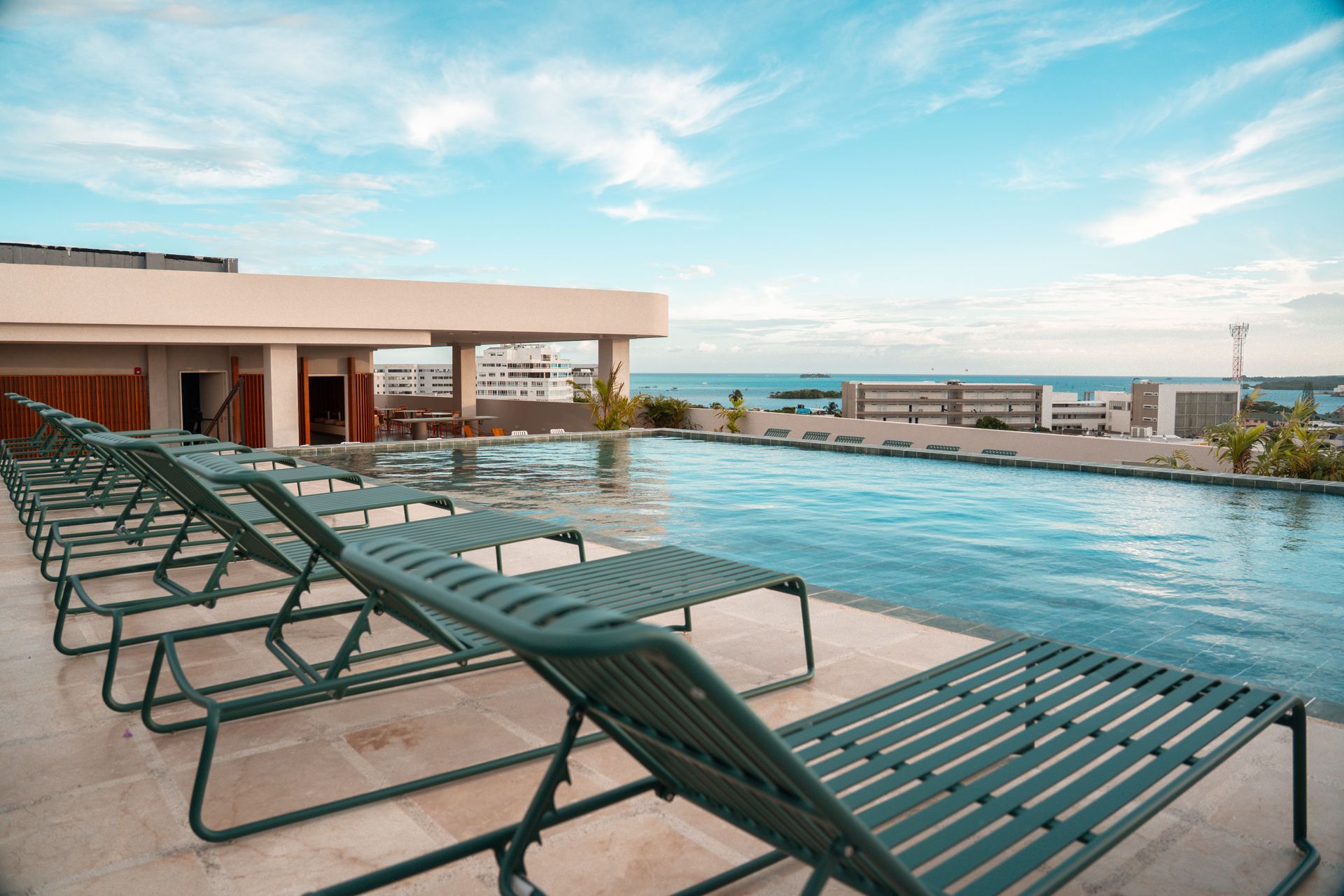 Piscina en hotel de san andres con vista al mar Caribe y cielo despejado