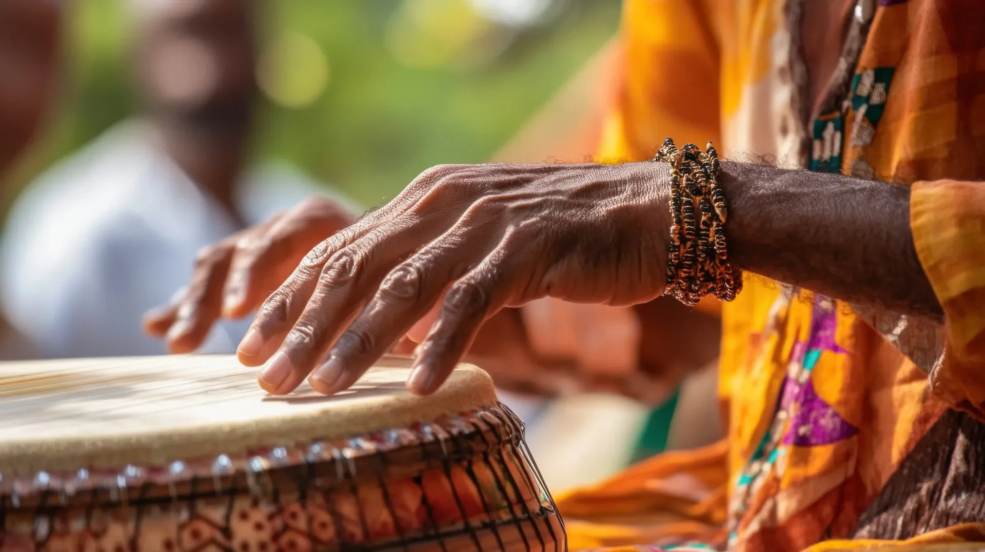 Persona tocando un tambor tradicional, con pulseras y ropa colorida, representando la música y la cultura en San Andrés.