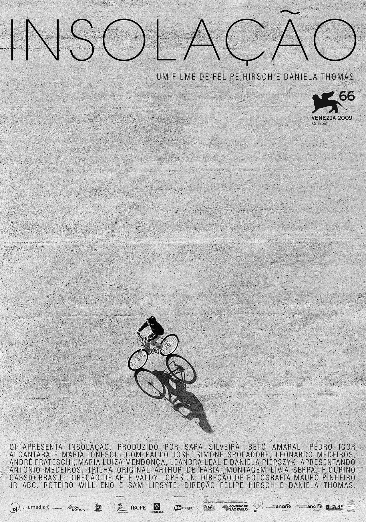 Uma foto em preto e branco de uma pessoa andando de bicicleta.