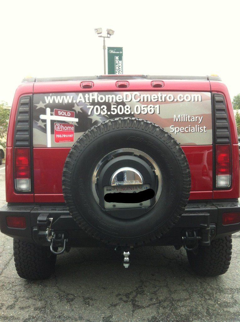 The back of a red hummer says www.athomedometro.com