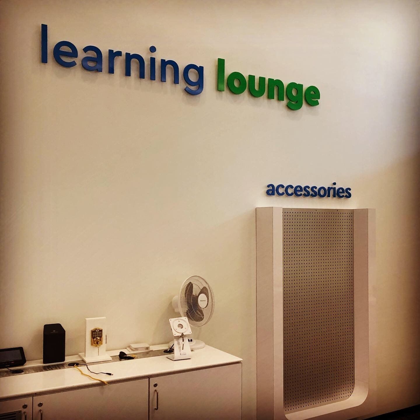 A white wall with the words learning lounge on it