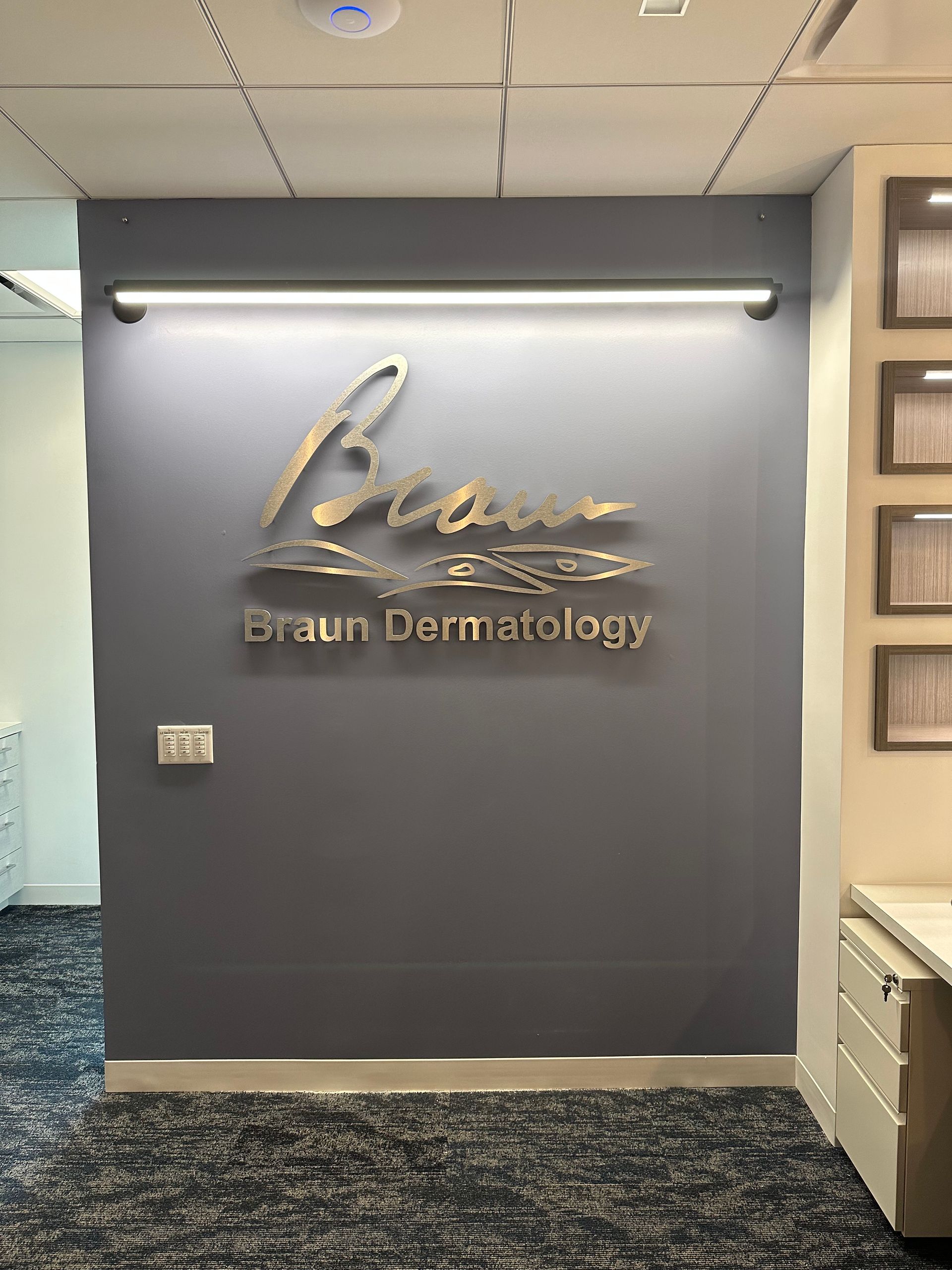 There is a sign on the wall that says braun dermatology.